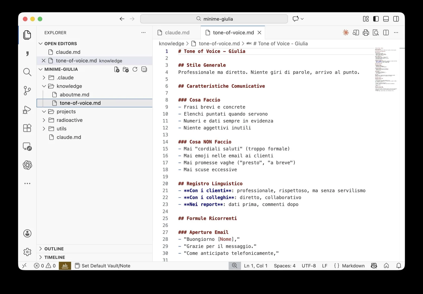 Il workspace di Giulia dentro VS Code: le cartelle del suo assistente a sinistra, il file tone-of-voice.md aperto al centro, la chat con l'assistente a destra