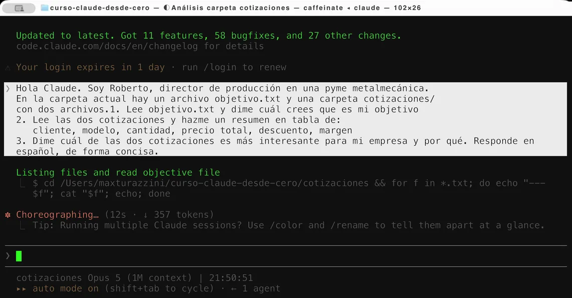 La terminal con Claude Code abierto en la carpeta curso-claude-desde-cero, el prompt de Roberto sobre las dos cotizaciones y la línea que lista los archivos leídos.